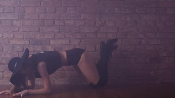 Κορίτσι σέξι twerk δελεαστικό χορό μπροστά από κόκκινο τούβλο τοίχο, μουντό μηχάνημα — Αρχείο Βίντεο