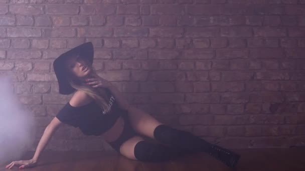 Sexy twerk woman tempting dance in front of red brick wall, hazy machine — Stock Video