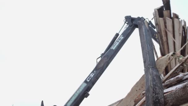 Carregador de garra pesada descarrega restos de madeira de caminhão pesado na produção serraria — Vídeo de Stock