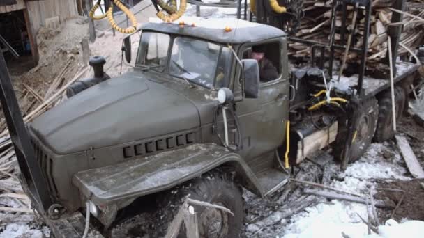 重型卡车骑在肮脏的道路上锯木厂生产场 — 图库视频影像