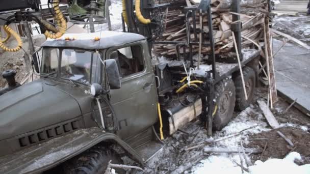 Ciężarówka truck jazda na polnej drodze w tartaku produkcji stoczni — Wideo stockowe