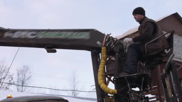 Μηχανικό νύχι φορτωτή ξεφορτώνει ξυλείας αποκόμματα από βαρύ φορτηγό στο πριονιστήριο εργοστάσιο — Αρχείο Βίντεο