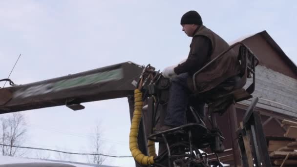 Chargeuse à bras de grue décharge des déchets de bois de camion lourd à l'usine de scierie — Video