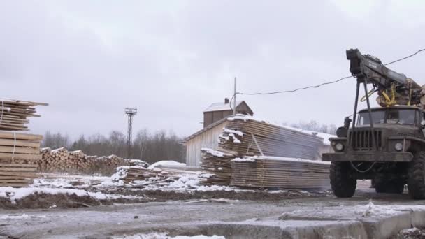 Veicolo pesante che cavalca su strada sporca nel cantiere di produzione del legno — Video Stock