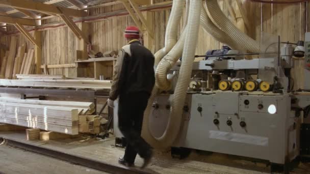 Falegnami gestisce bordo in esecuzione falegname jointer banco da lavoro in segheria — Video Stock