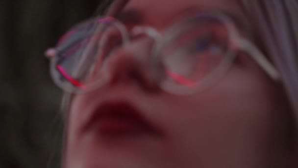 Menina bonita com rabo de cavalo em óculos redondos no parque de diversões — Vídeo de Stock