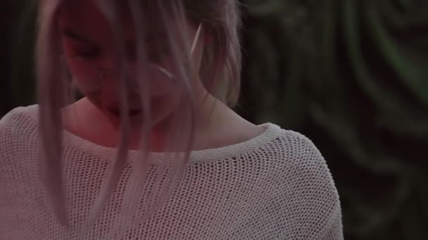 Sevimli sarışın kız midilli ile kuyruk amusment Park'ta yuvarlak gözlük — Stok video