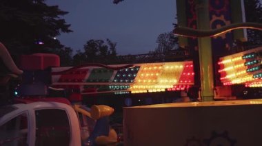 Geceleri renkli ışık yanıp sönen ile eğlence parkı konumlar