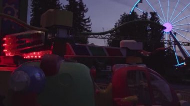 Lunapark sürmek ve dönme geceleri renkli ışık yanıp sönen ile