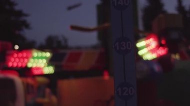 Yükseklik ölçer ölçeğinde renkli ışık yanıp sönen ile eğlence parkı konumlar