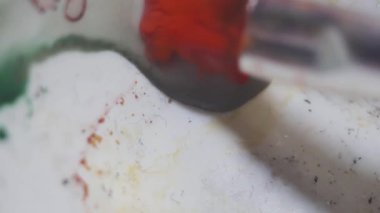 Suluboya fırça turuncu boya su beyaz plastik kirli palette karıştırma