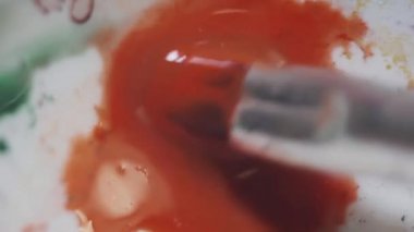 Suluboya fırça turuncu boya fırçası su beyaz plastik kirli palette karıştırma