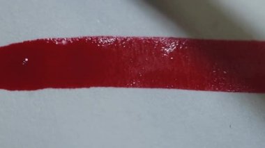 Beyaz kağıt tuval üzerine boya fırçası çizim kırmızı sulu boya çapraz