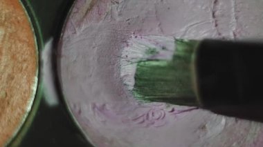 Boya fırçası yığınları pembe boya paintbox içinde ışık.