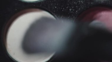 Fırça kozmetik Palet üzerindeki beyaz gölge vurdu