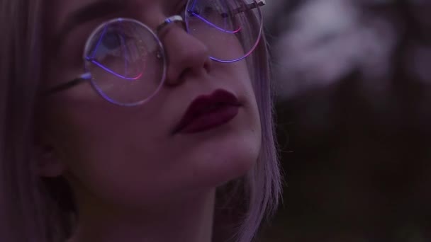 Linda chica rubia con cola de caballo en gafas retro en el parque de atracciones — Vídeos de Stock