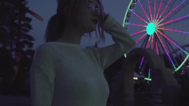 At kuyruğu amusment Park retro gözlük ile güzel sarışın kız — Stok video
