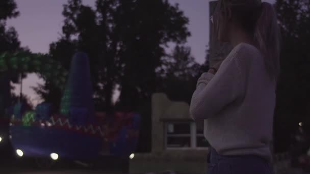 Sevimli sarışın hipster kadınla at kuyruğu amusment Park — Stok video