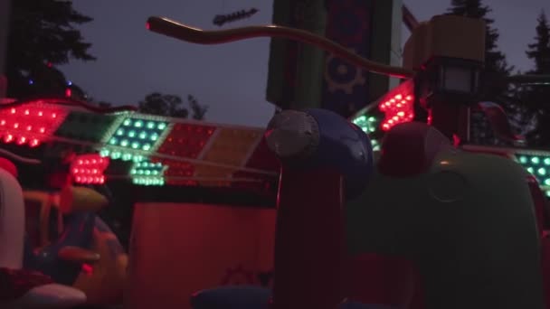 Parc d'attractions tour en hélicoptère avec clignotant lumière colorée la nuit — Video
