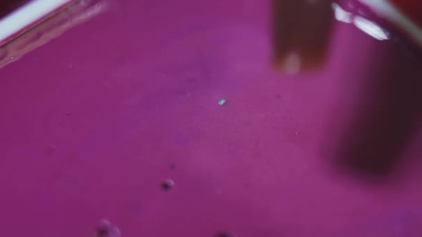 Spazzola bagnata sbavature colore rosa brillante vernice — Video Stock