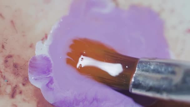 Miscelazione di colori arancio e viola con pennello sulla tavolozza sporca — Video Stock