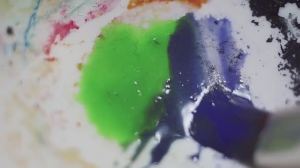 Spazzola bagnata spalma vernice ad acqua di colore blu su tavolozza di plastica bianca — Video Stock