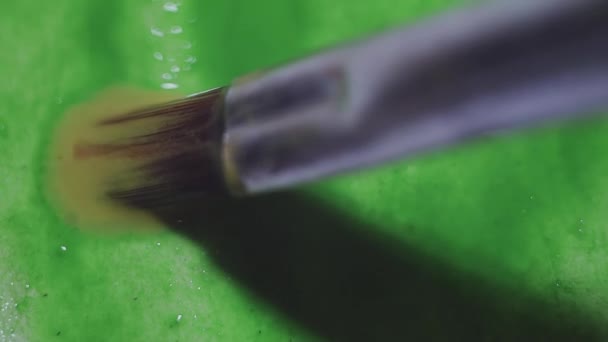 Penseel groene aquarel vlekken op natte papieren canves — Stockvideo