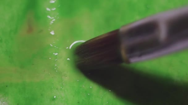 Зеленые акварельные пятна на мокрой бумаге — стоковое видео