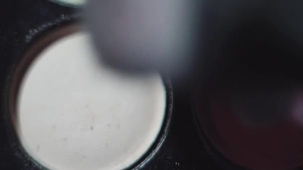 Cepillo golpeado en la sombra blanca en paleta de maquillaje — Vídeo de stock