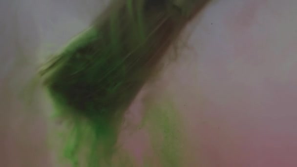 Güzel yeşil renk boya şekil fırça suda yüzen — Stok video