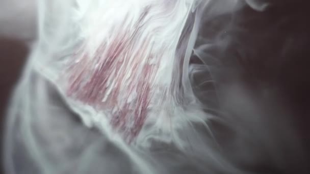 Güzel beyaz renk boya şekil fırça suda yüzen — Stok video