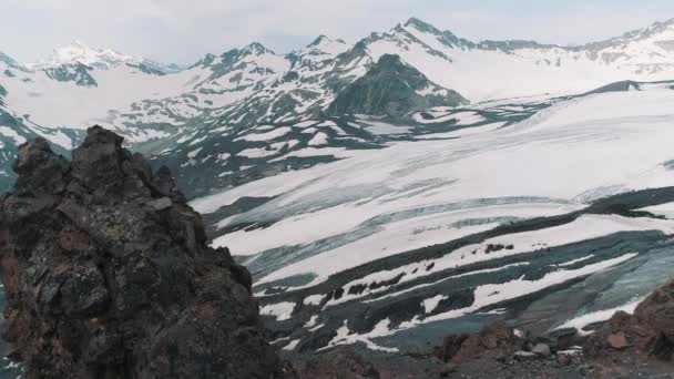 Antenn skott av natursköna snöiga klippiga bergslandskap — Stockvideo