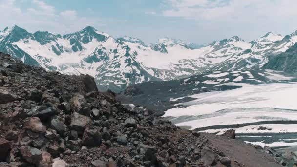 Luchtfoto van besneeuwde rotsachtige berglandschap van de schilderachtige natuur — Stockvideo