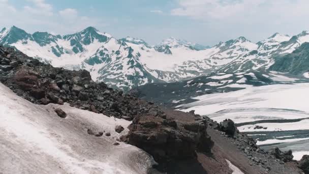 Plano aéreo de la hermosa naturaleza nevado picos rocosos paisaje — Vídeo de stock