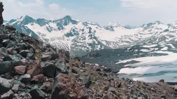 Luchtfoto van verbazingwekkende natuur besneeuwde toppen van de rotsachtige landschap — Stockvideo