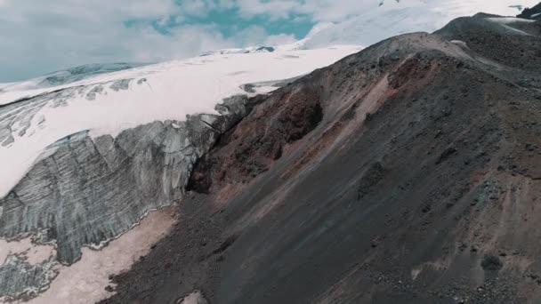 Plano aéreo de pintoresca naturaleza nevada picos rocosos paisaje — Vídeos de Stock