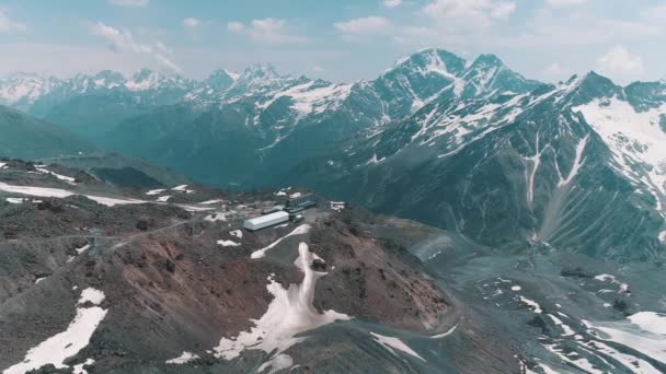 Vista aérea de la pintoresca naturaleza nevada picos rocosos paisaje — Vídeos de Stock