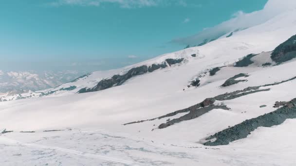 Luchtfoto van berg heuvel bedekt met sneeuw en tracks — Stockvideo