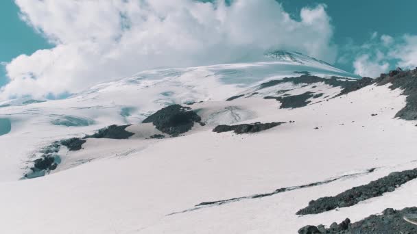 Veduta aerea della natura stupefacente cime rocciose innevate paesaggio — Video Stock