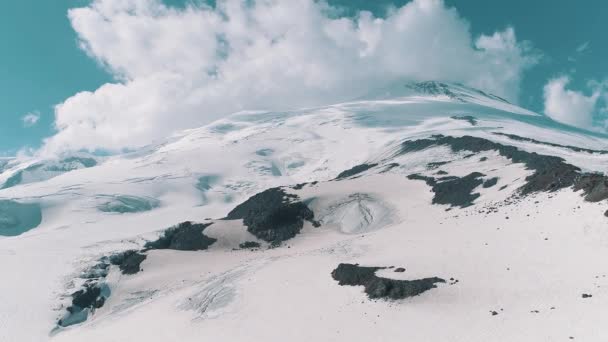 Flygfoto över pittoreska natur snöiga klippiga bergen landskap — Stockvideo