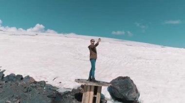 Havadan çekim adam selfie ayakta kablo biriktirme karlı dağ taş alır