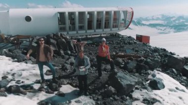 Karlı dağlar pitoresk peyzaj neşeli insanlar grubunun hava atış