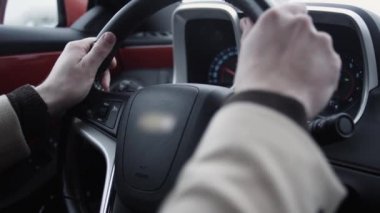 Parlak gün pahalı araba direksiyon erkek silah