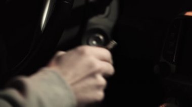 Erkek el araba anahtarı soket koyar ve motor başlar
