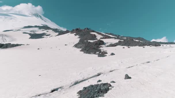 Vue aérienne de la belle nature enneigée pics rocheux paysage — Video