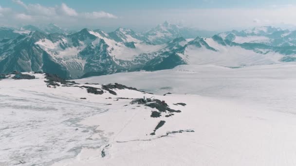 Şaşırtıcı doğa kayalık zirveleri karlı manzara havadan görünümü — Stok video
