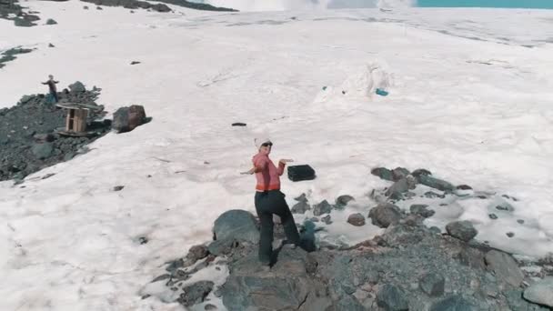 雪に覆われた山々 の美しい風景に石の上で踊って空中ショット女性 — ストック動画