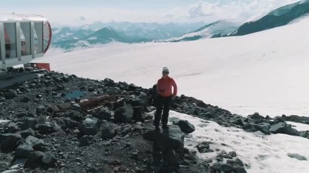 Widok z lotu ptaka kobieta taniec na kamienie w snowy góry piękny krajobraz — Wideo stockowe