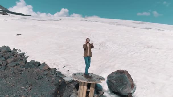 空中枪击男子在雪山电缆线轴上的移动站谈话 — 图库视频影像