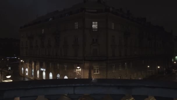 Cámara que entra en la habitación desde el balcón en la calle vacía noche — Vídeos de Stock